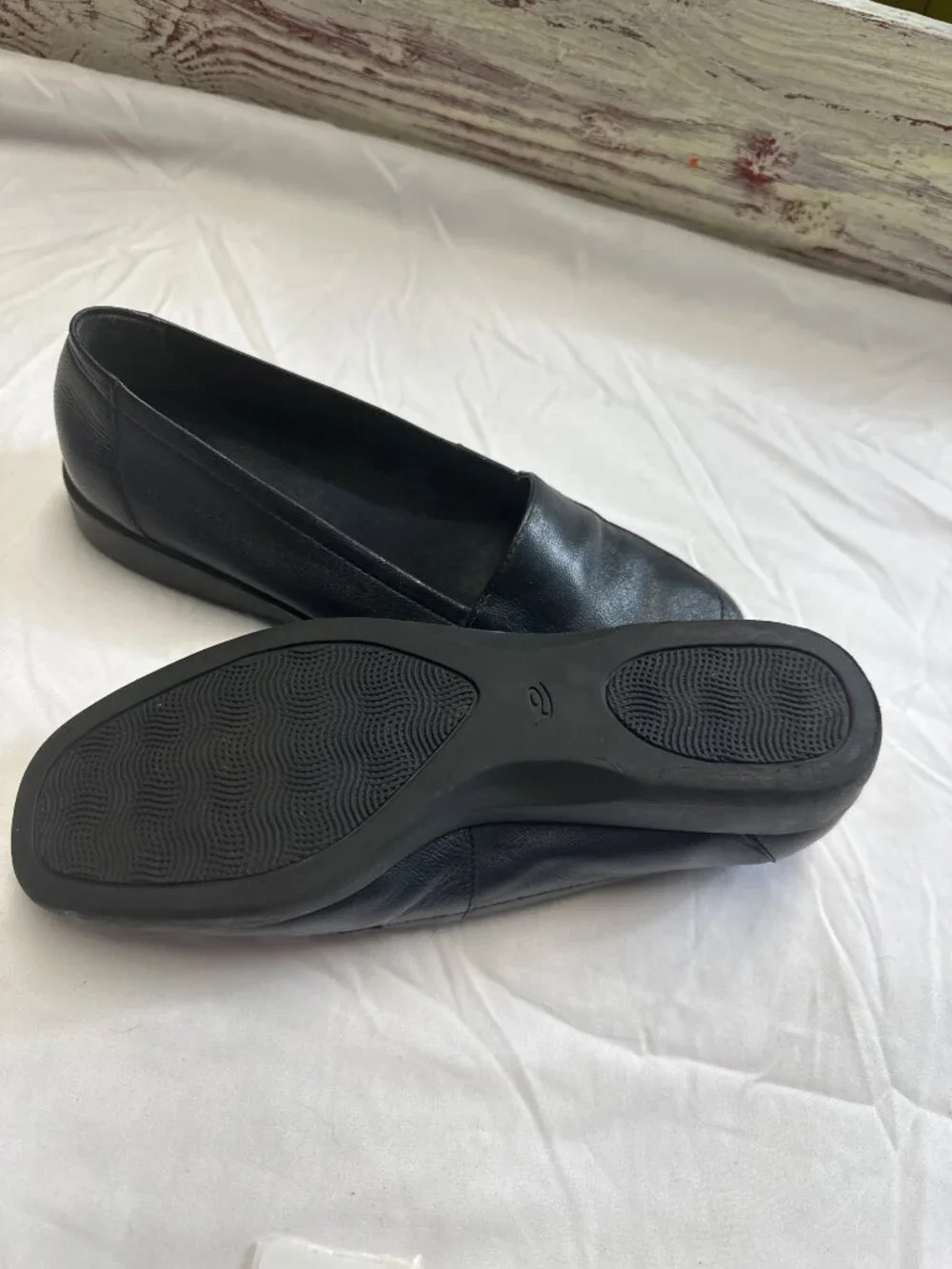 easy spirit 6-1/2 black preowned slip on slight wedge heel leather upper